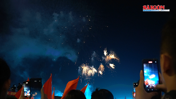 Pháo hoa bừng sáng TPHCM, mở màn lễ hội chào mừng 50 năm Ngày Giải phóng miền Nam