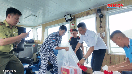 Vượt sóng đưa thùng phiếu đến với lực lượng kiểm lâm Côn Đảo