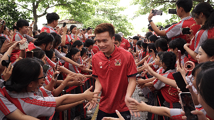 Hoàng Đức, Văn Lâm trao áo ấm và giao lưu cực “cháy” cùng học sinh TPHCM