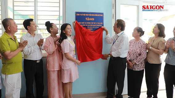 Trao phòng vật lý trị liệu 300 triệu đồng, tiếp thêm cơ hội phục hồi cho người khuyết tật