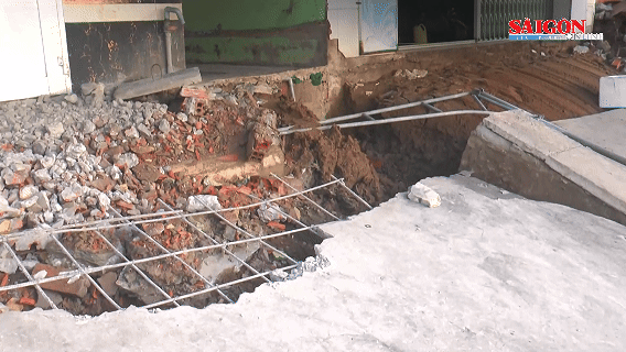 Cà Mau: Sạt lở lúc rạng sáng, 60m đường và nhà dân trôi sông