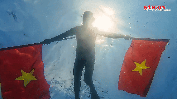 Du khách liên tục đổ về các điểm du lịch biển miền Trung
