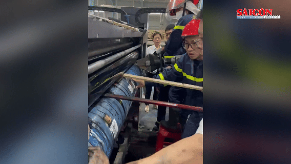 Cứu công nhân bị cuốn tay vào máy in