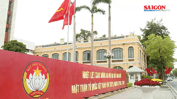 Cờ hoa, pano phủ kín nhiều tuyến phố Hà Nội trước thềm Đại hội MTTQ Việt Nam