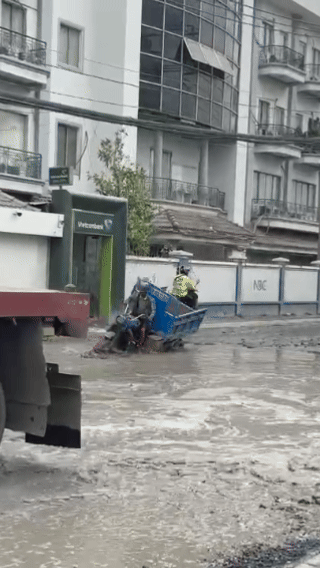 Từng là nỗi ám ảnh của nhiều tài xế và người dân sinh sống xung quanh, đường Bến Nghé (phường Tân Thuận, TPHCM) đã thực sự hồi sinh.