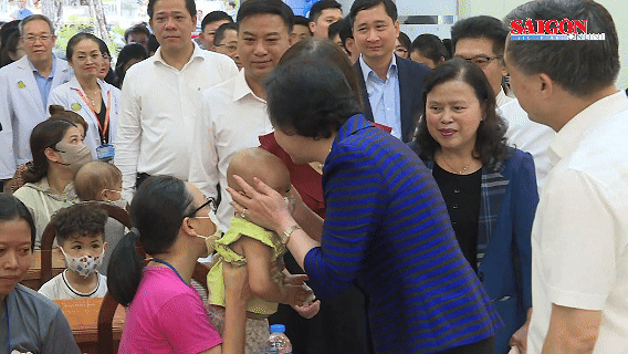 Phó Thủ tướng Phạm Thị Thanh Trà thăm, tặng quà bệnh nhi