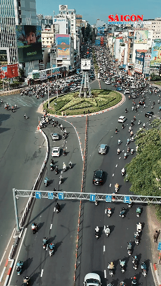 TPHCM: Giao thông tại vòng xoay Điện Biên Phủ sau phân luồng mới nhìn từ trên cao. Không còn cảnh “điền vào chỗ trống”, mà đã đi theo hàng, dừng theo đèn.