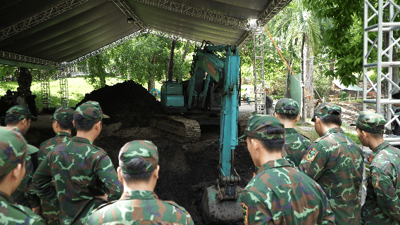Mệnh lệnh từ trái tim dưới những mái bạt ở Công viên Lê Thị Riêng