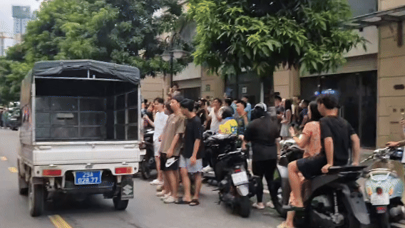 Nhiều cảnh sát xuất hiện tại nhà của Huấn Hoa Hồng