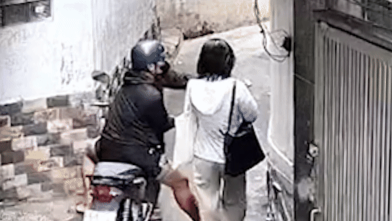 Cướp giật bất thành, thanh niên bỏ cả dép và xe máy tháo chạy
