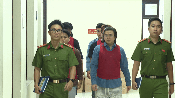Khởi tố Phạm Tuấn - "đàn em" của Khá Bảnh cùng 9 đối tượng đăng video bạo lực
