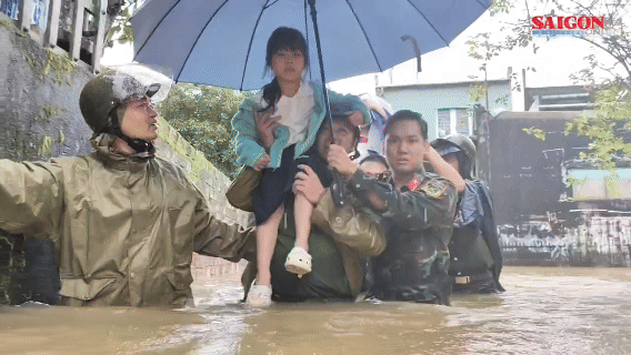 Mưa lớn ở Gia Lai, nhiều nhà dân bị ngập đến 1,2m