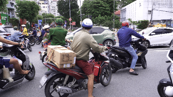 Ngày đầu phân luồng 1 chiều ở giao lộ Nguyễn Thị Minh Khai - Cách Mạng Tháng Tám: Nhiều người lúng túng