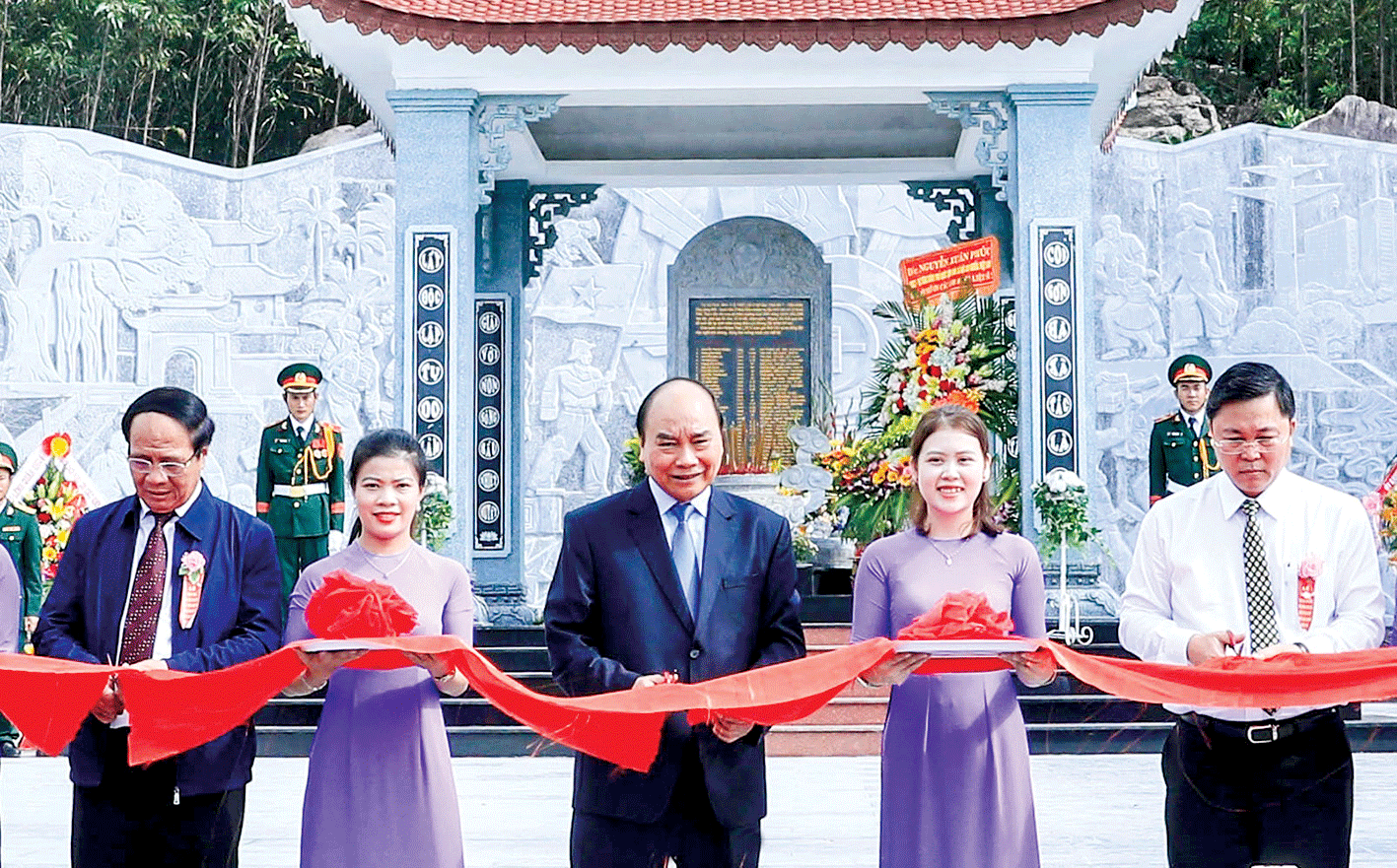Thủ tướng  Nguyễn Xuân Phúc và các đại biểu  cắt băng  khánh thành  Đền thờ liệt sĩ  Núi Quế  - Anh Linh Đài, huyện Quế Sơn, tỉnh Quảng Nam. Ảnh: TTXVN