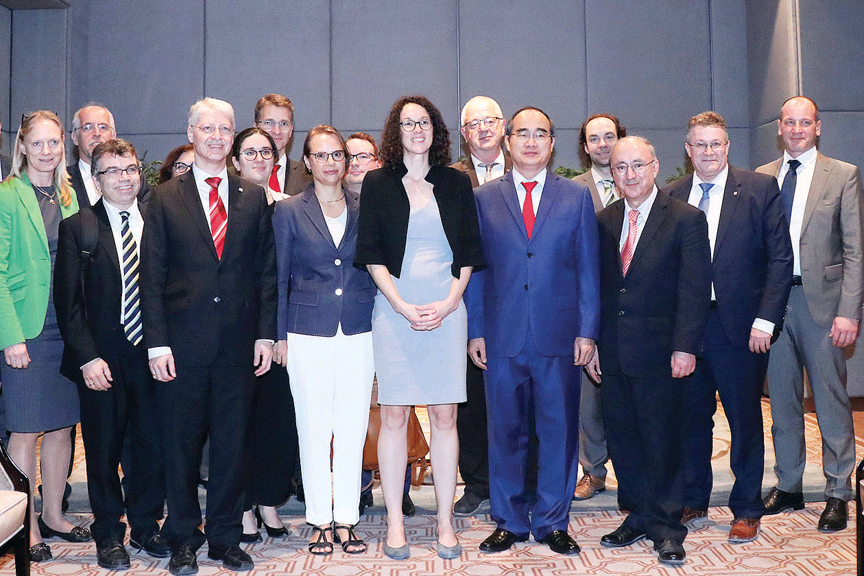 Bí thư Thành ủy TPHCM Nguyễn Thiện Nhân tiếp bà Angela Dorn,  Bộ trưởng Bộ Khoa học - Nghệ thuật bang Hessen (Đức).  Ảnh: XUÂN KHU