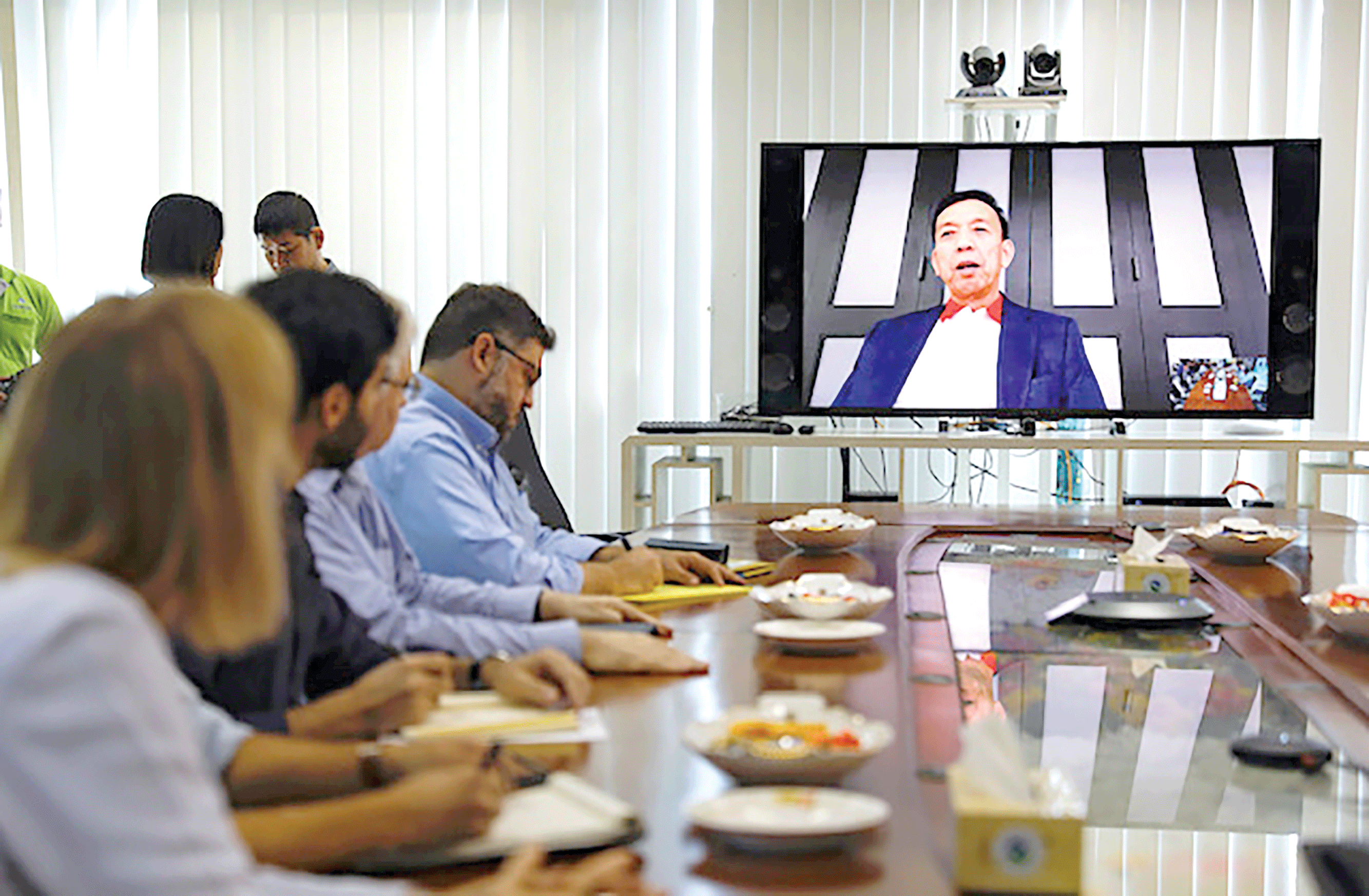 Từ Hoa Kỳ, ông David Dương đã chia sẻ với đoàn qua Zoom về quá trình hoạt động của công ty tại Hoa Kỳ và Việt Nam