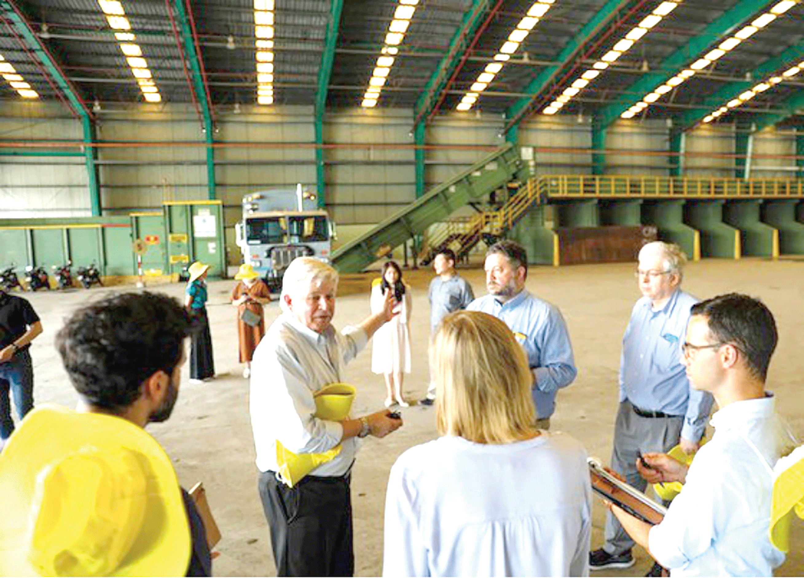 Ông Kevin Moore giới thiệu dây chuyền phân loại tái chế tại VWS