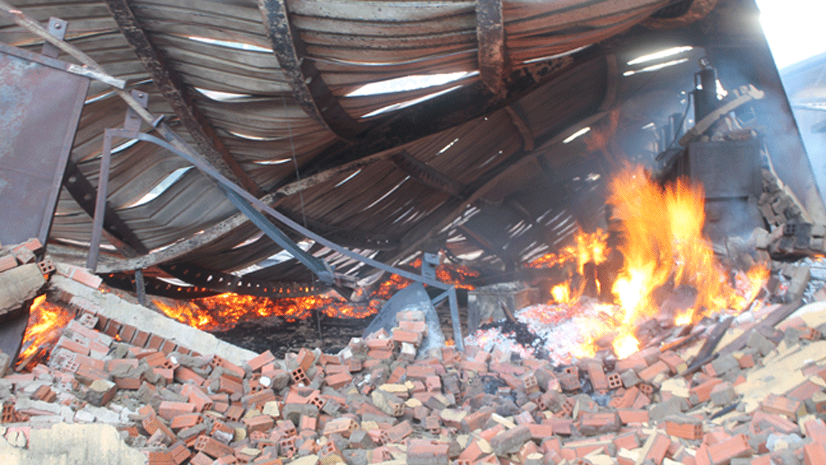 Ngọn lửa vẫn cháy âm ỉ sáng ngày 24-5