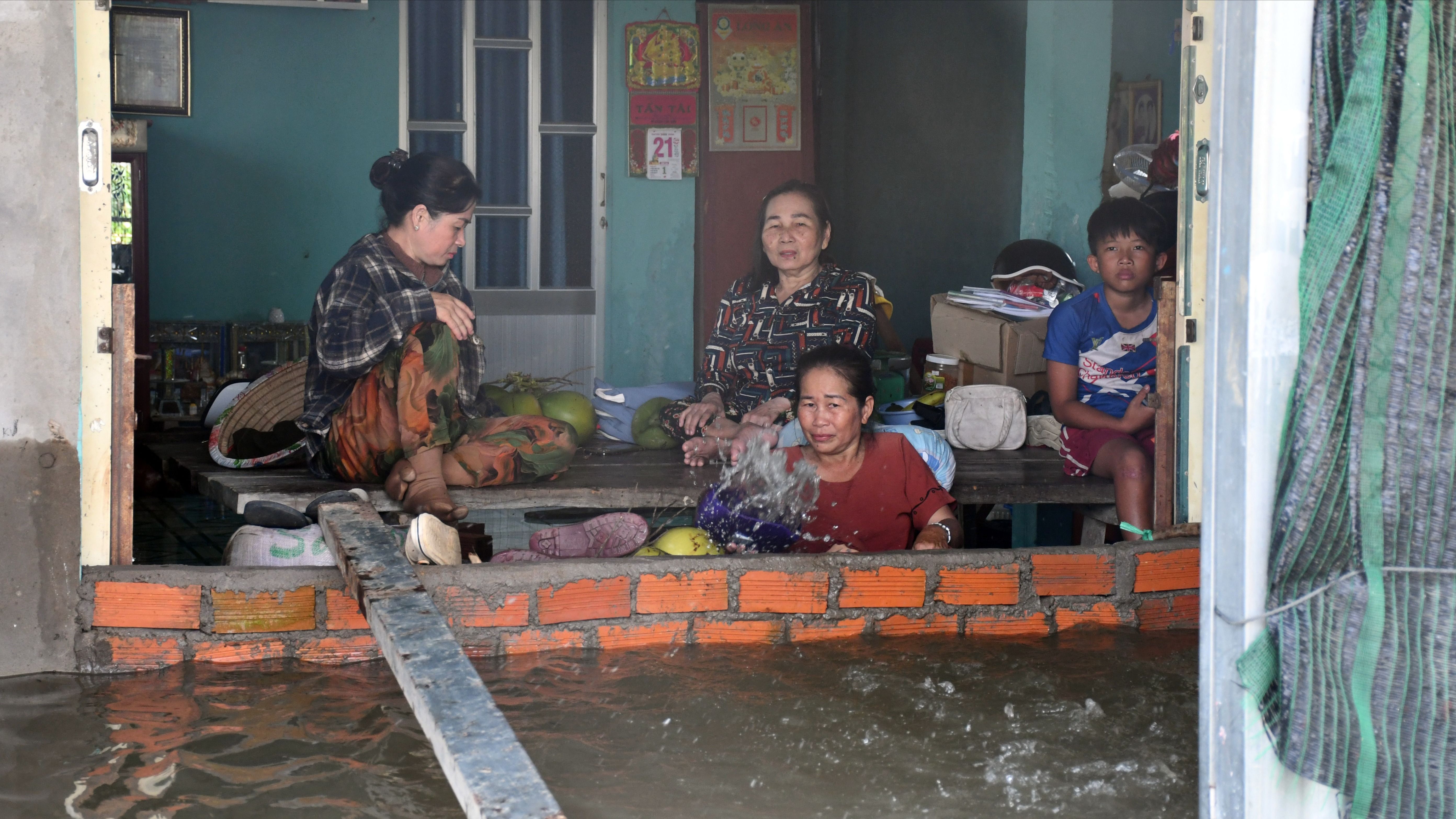 Bà Đỗ Thị Bé Hai, ấp Láng Sen, xã Vĩnh Châu và người thân tát nước ra khỏi nhà