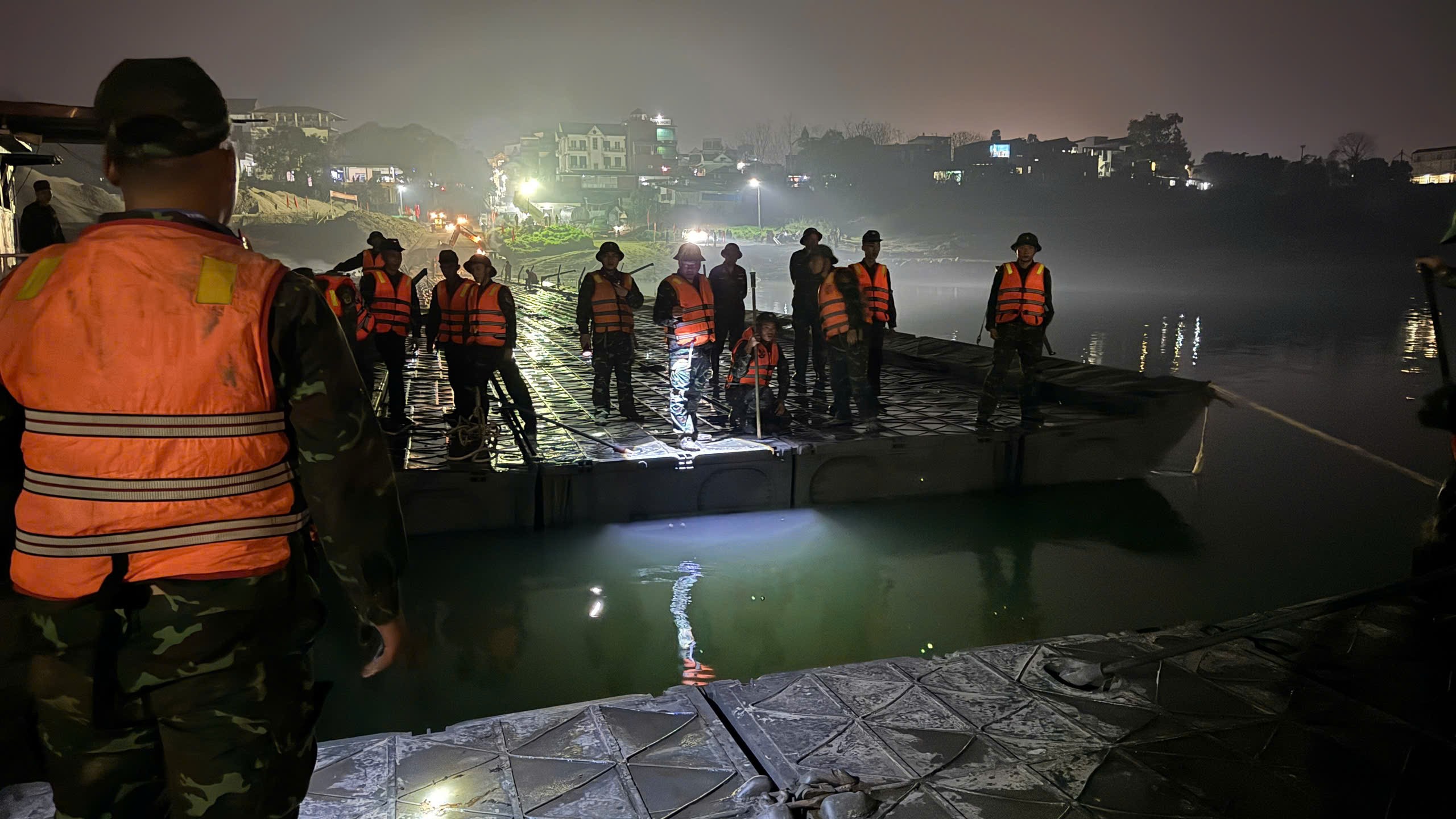 Quân đội hoàn thành lắp đặt cầu phao sông Lô