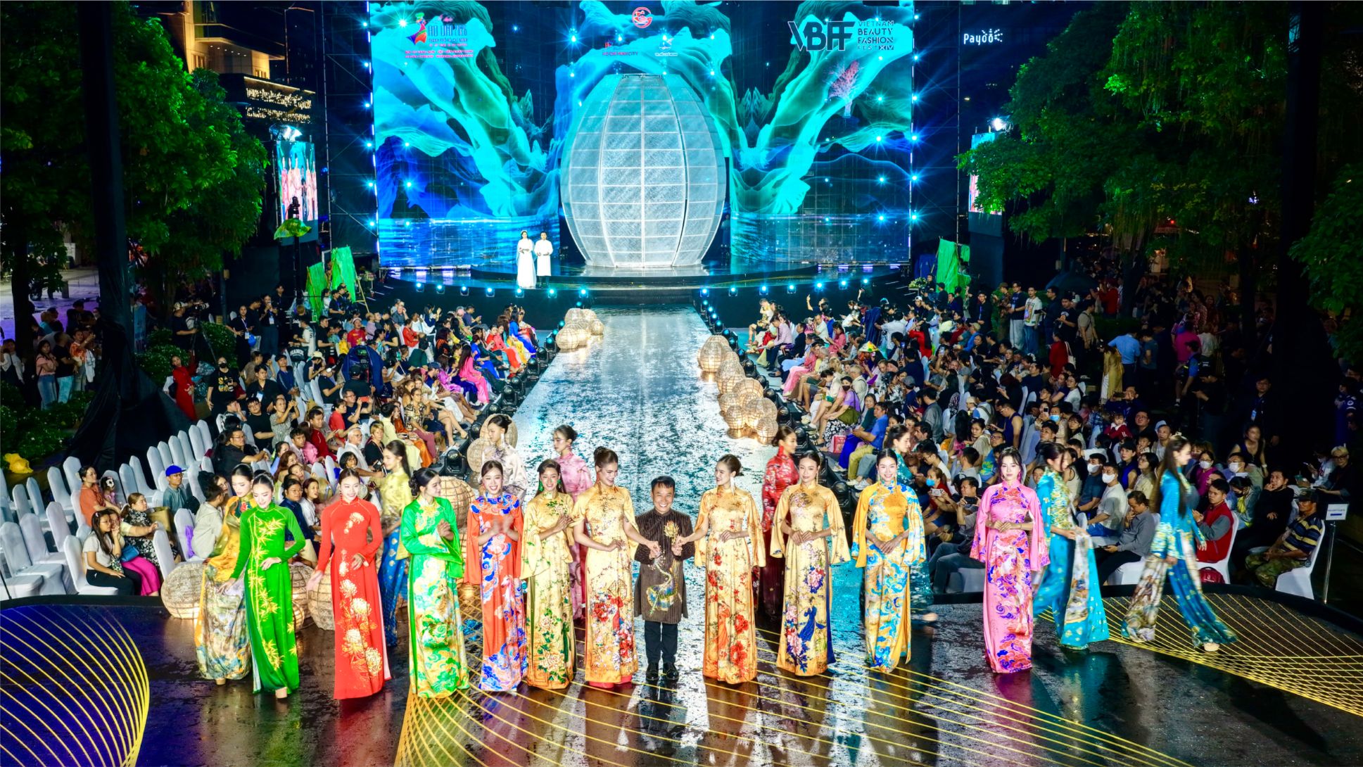 Áo dài là cầu nối giới thiệu vẻ đẹp Việt Nam