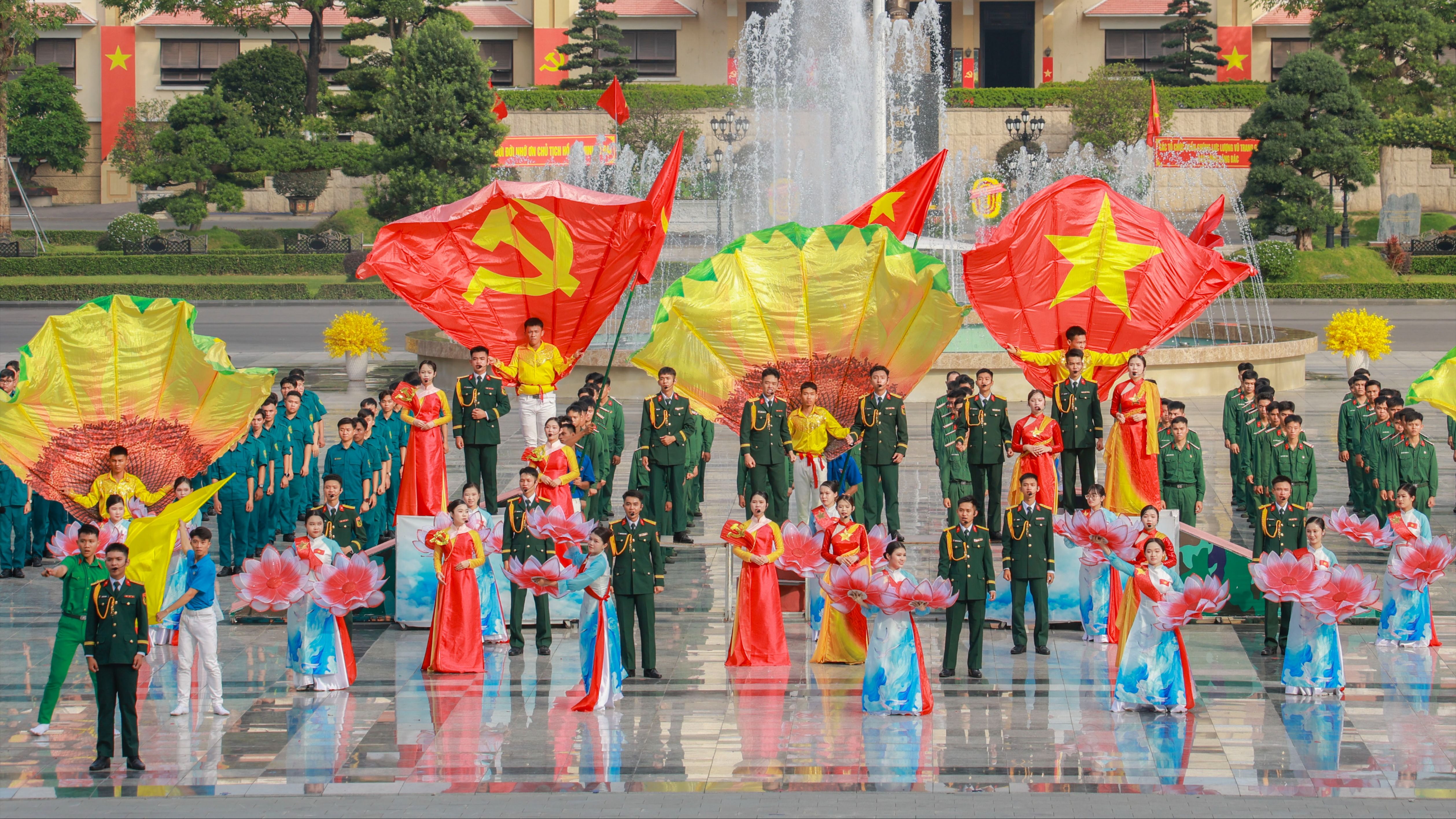 Gần 3.000 cán bộ, chiến sĩ lực lượng vũ trang Quân khu 7 đồng diễn chào mừng các ngày lễ lớn