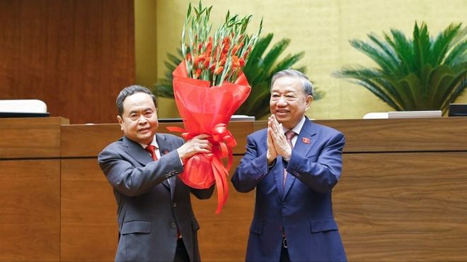 Tổng Bí thư Tô Lâm thay mặt Đại biểu Quốc hội khóa XVI tặng hoa chúc mừng Chủ tịch Quốc hội Trần Thanh Mẫn. Ảnh: TTXVN