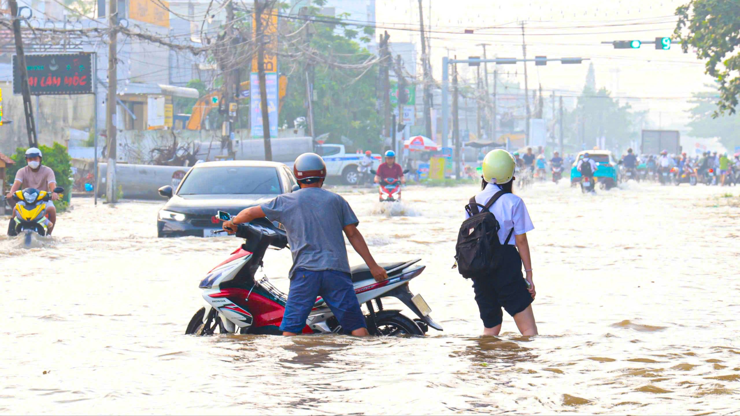 Cần Thơ: Triều cường vượt báo động III gây vỡ đê, nhiều nơi ngập sâu