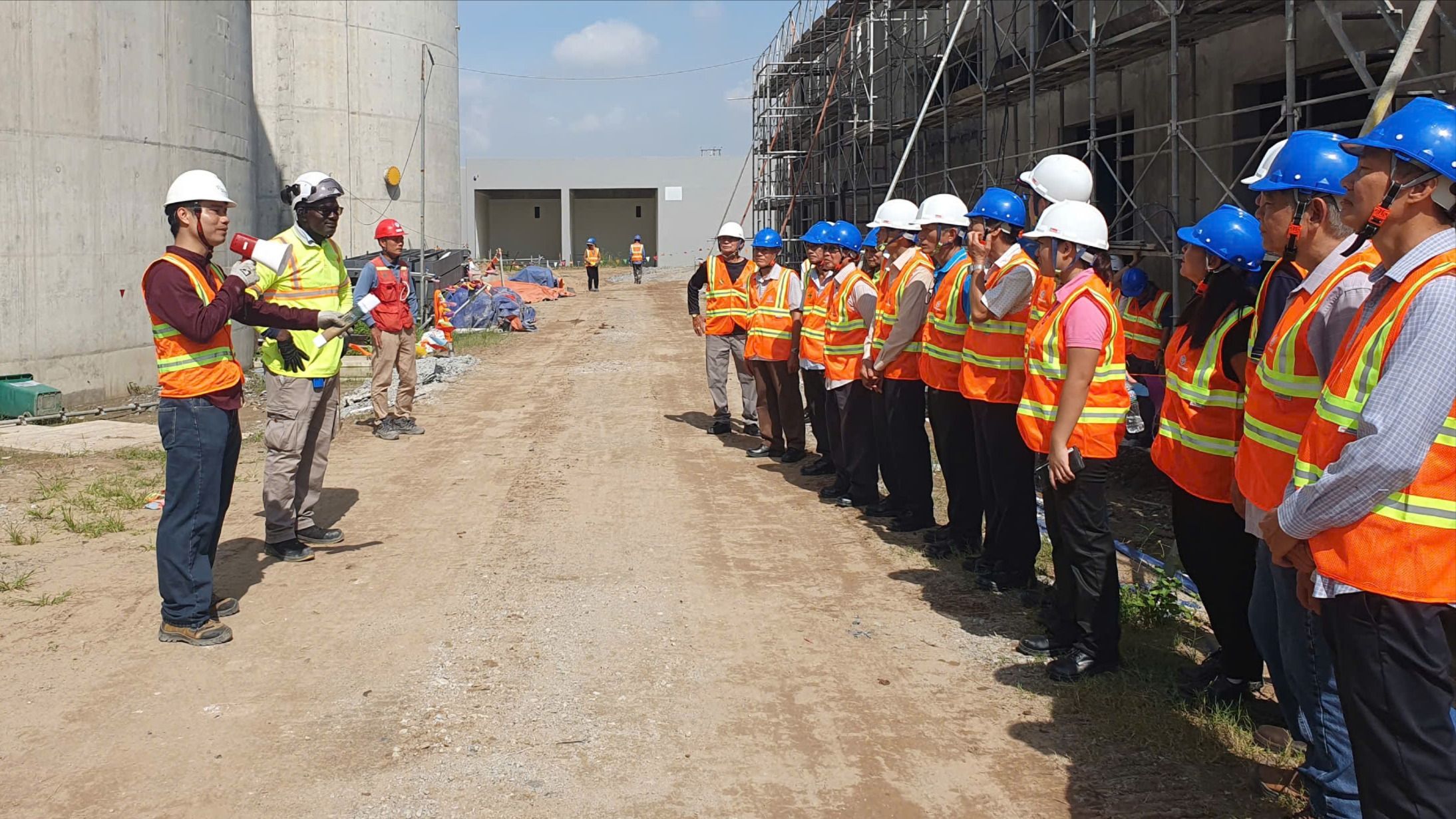 Người dân nghe giới thiệu các hạng mục tại Nhà máy xử lý nước thải Nhiêu Lộc - Thị Nghè trong buổi tham quan sáng 24-10. Ảnh: KIÊN CƯỜNG