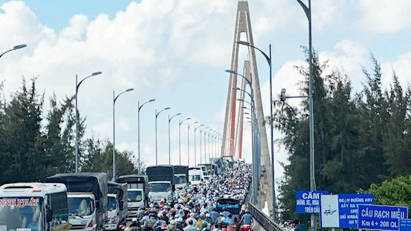 Phương tiện xếp hàng dài qua cầu Rạch Miễu trong ngày đầu nghỉ lễ