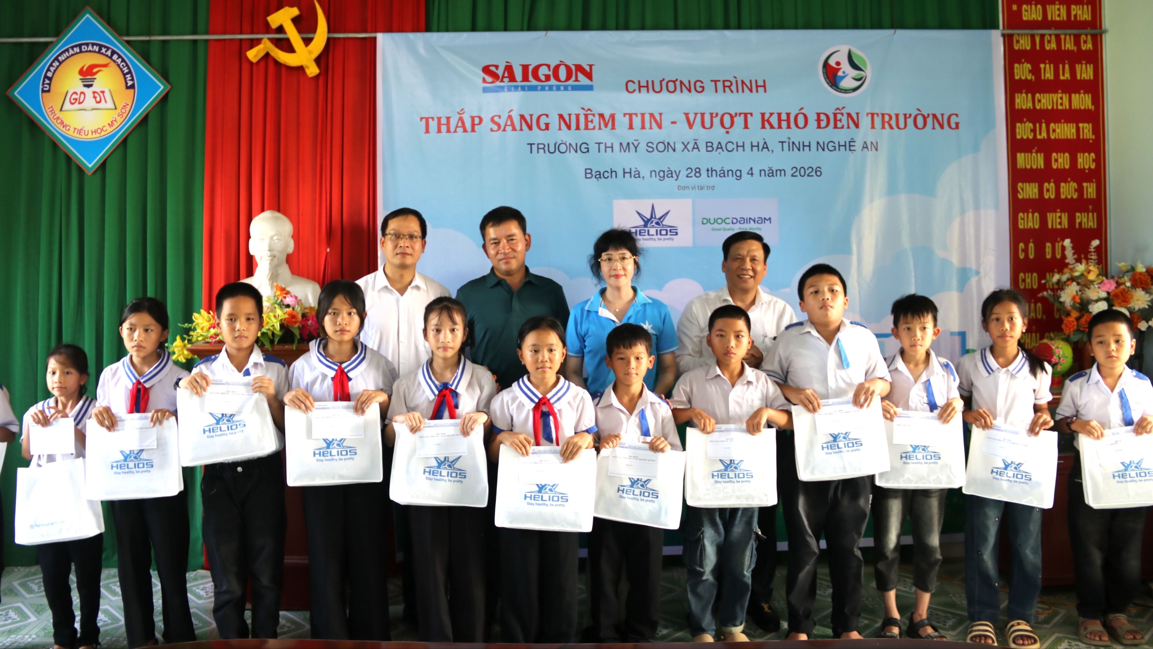 Chương trình “Thắp sáng niềm tin - Vượt khó đến trường” trao học bổng tại Nghệ An