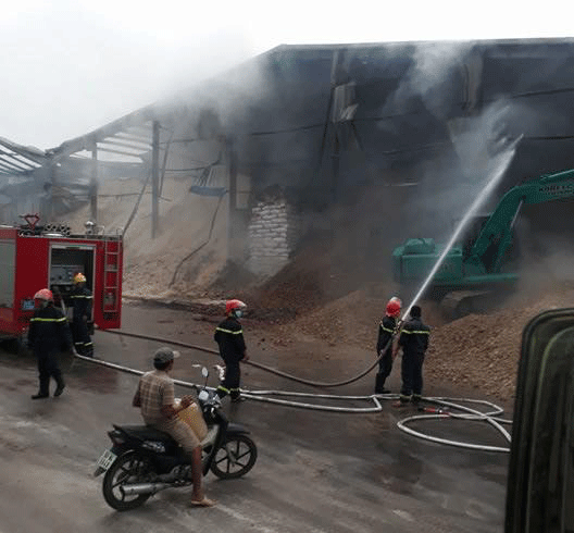 Vẫn chưa dập tắt cháy tại công ty sản xuất bột mì ở Đồng Nai ảnh 1
