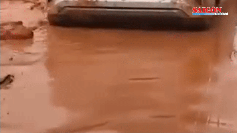 Lũ cát đỏ ập xuống đường ven biển ở Bình Thuận, gây ách tắc giao thông