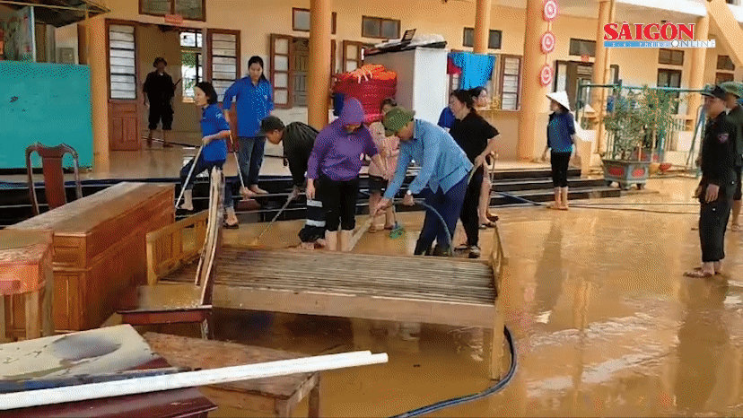 Dọn dẹp vệ sinh trường học tại xã Hương Thủy, huyện Hương Khê 