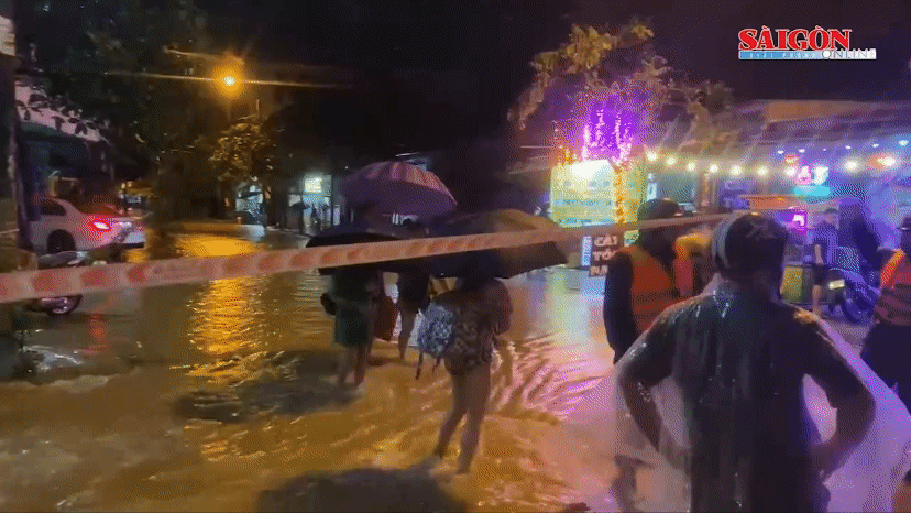 Người dân Đà Nẵng tất tả chạy lũ trong đêm