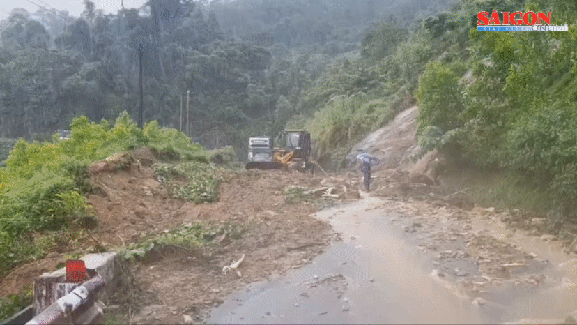 Khắc phục sạt lở sau mưa lũ ở Quảng Ngãi