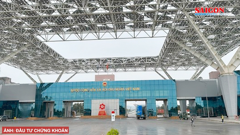 Phương tiện chở hàng hóa thông quan qua cửa khẩu Móng Cái (Việt Nam) - Đông Hưng (Trung Quốc) tại khu vực cầu Bắc Luân II. Ảnh: TTXVN