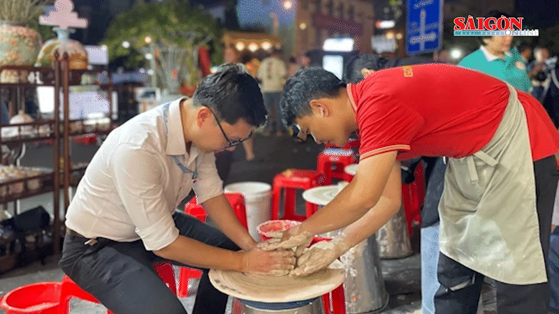 Khách trải nghiệm làm gốm sứ tại Không gian gốm Bát Tràng (thuộc khuôn khổ Tuần lễ Du lịch TPHCM )