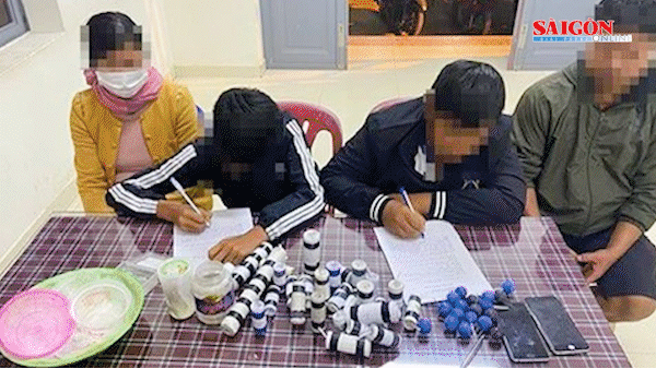 Nhiều học sinh chế tạo pháo bán dịp Tết