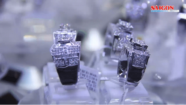 Nhìn từ biến động thị trường vàng: Thu hẹp giá vàng trong nước và thế giới