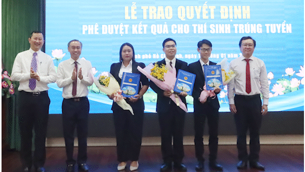 Các sinh viên trúng tuyển nhận quyết định