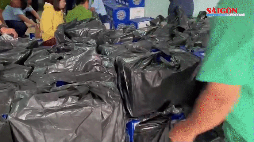 Lực lượng chức năng đang kiểm tra, đối chứng số lượng rượu Chivas 18 không có hóa đơn, chứng từ