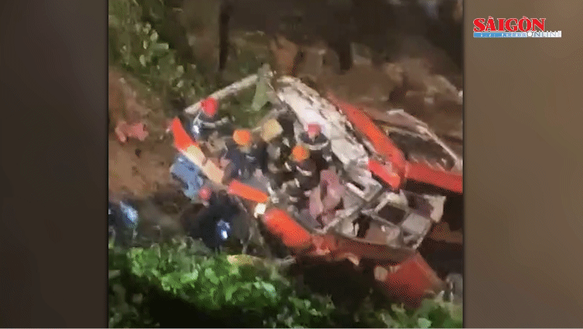 Đà Nẵng: Xe khách lao xuống vực, hàng chục người thương vong