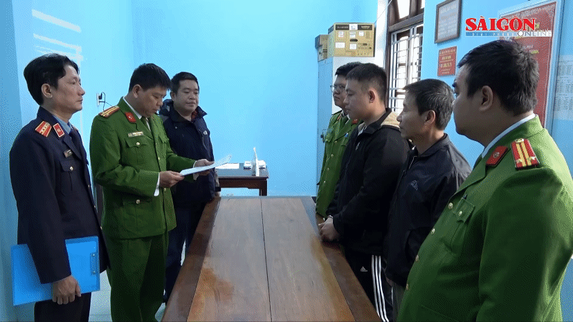 Tin nóng: Lừa đảo 5 tỷ đồng bằng hình thức góp hụi; Truy bắt người đàn ông nổ súng làm 3 người thương vong...