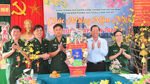 TPHCM: Thăm công nhân không về quê đón Tết 