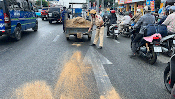 Hình ảnh đẹp của lực lượng CSGT TPHCM vào trưa ngày 28 Tết Nguyên đán tại giao lộ Quốc lộ 1 – Bùi Thanh Khiết (huyện Bình Chánh, TPHCM)