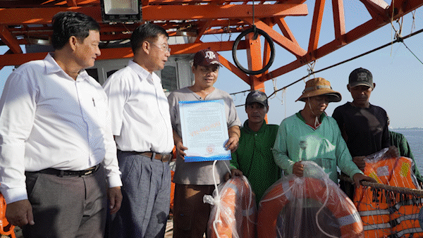 Tặng quà, động viên ngư dân ra khơi đánh bắt hải sản đầu Xuân Giáp Thìn