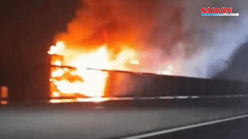 Chiếc xe khách bị cháy trơ khung