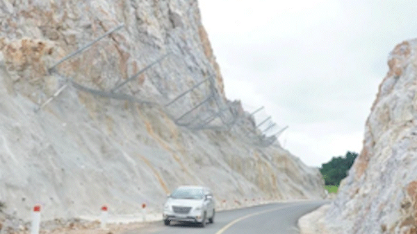 Khắc phục nguy cơ sạt lở đá đường dẫn cầu vượt cao tốc