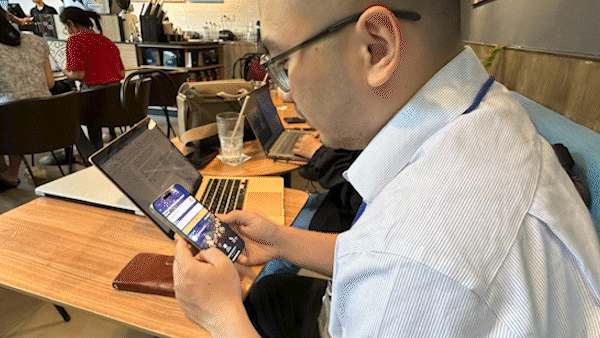 Người dân đăng nhập ứng dụng VNeID trên điện thoại. Ảnh: CHÍ THẠCH 